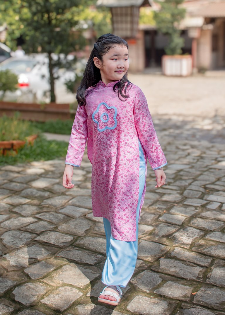 Áo dài vải gấm màu hồng trang trí hoa mai cho bé gái 4 áo dài vải gấm màu hồng hoa mai nhí cho bé gái