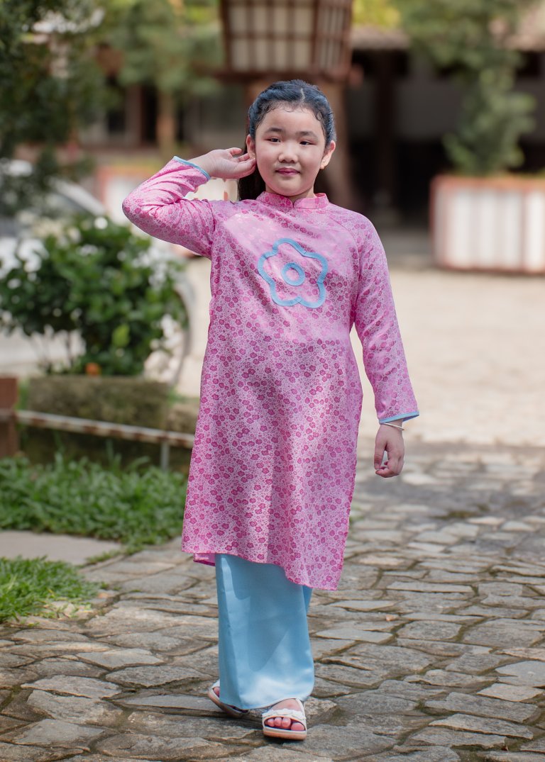 Áo dài vải gấm màu hồng trang trí hoa mai cho bé gái 3 áo dài vải gấm màu hồng hoa mai nhí cho bé gái