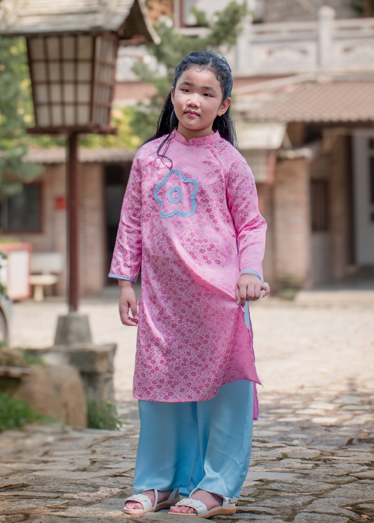 Áo dài vải gấm màu hồng trang trí hoa mai cho bé gái 5 áo dài vải gấm màu hồng thiết kế Tết 2026